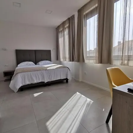 Luxury Pino Πανσιόν Σπλιτ