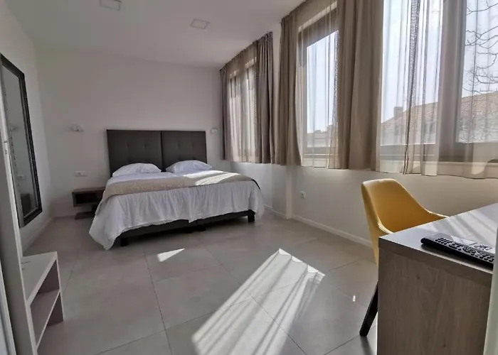 Luxury Pino بيت ضيافة سبليت