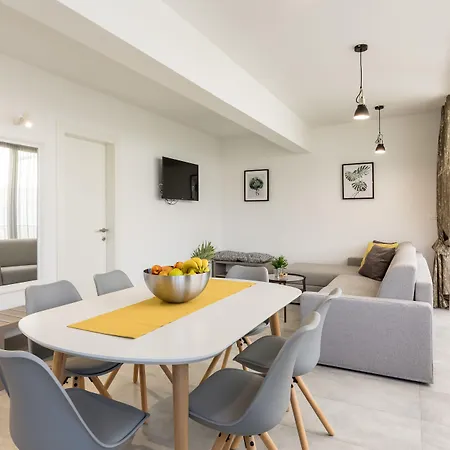 Luxury Pino بيت ضيافة 4*